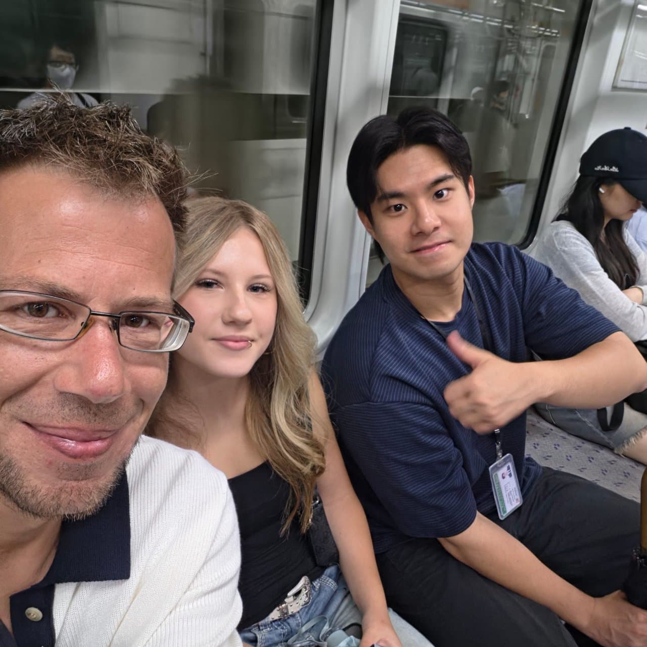 ソウルの地下鉄に一緒に乗るCrewと旅行者