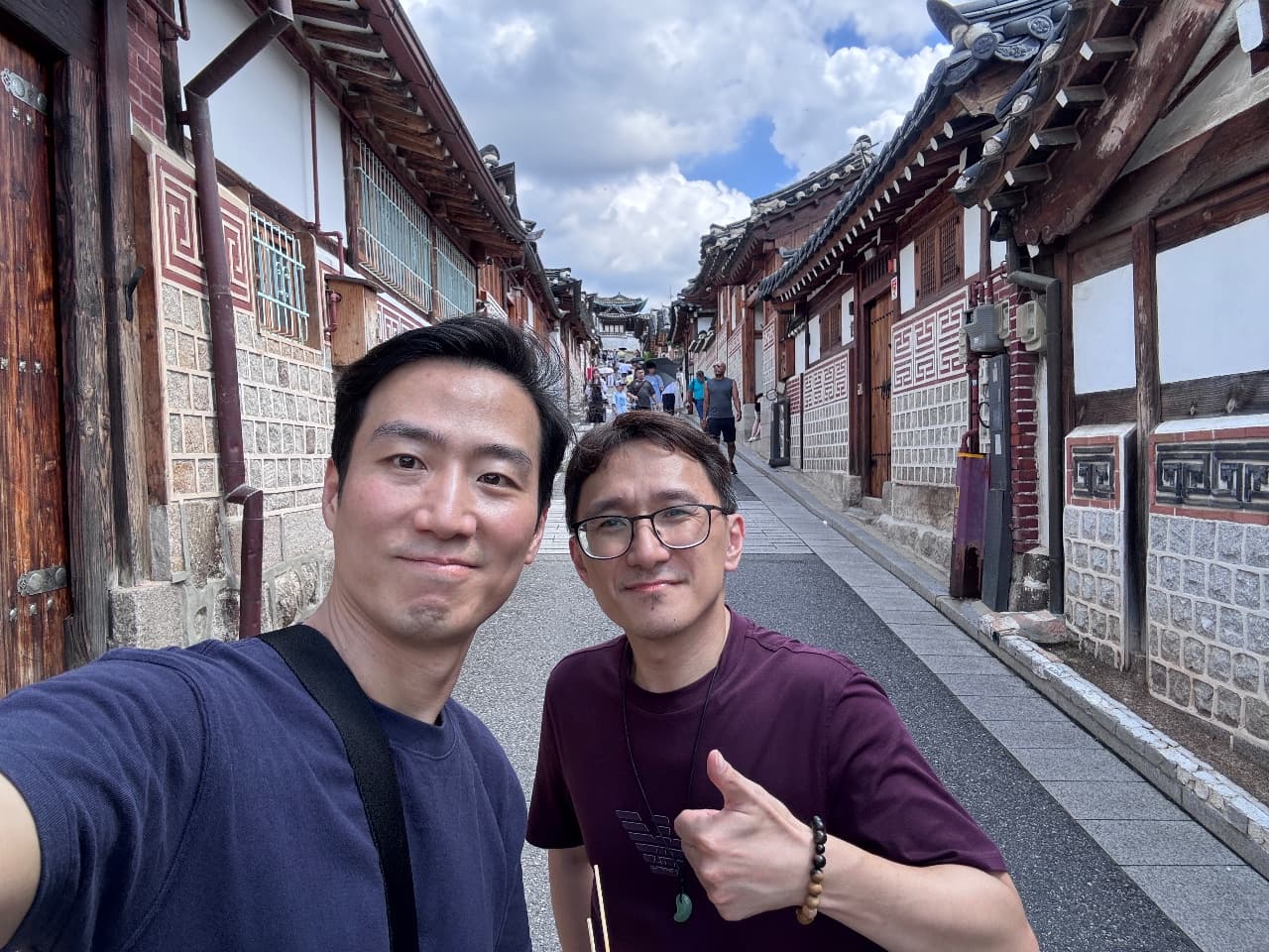 旅人和 Crew 在北村韓屋村的巷弄 — 評價附上的照片