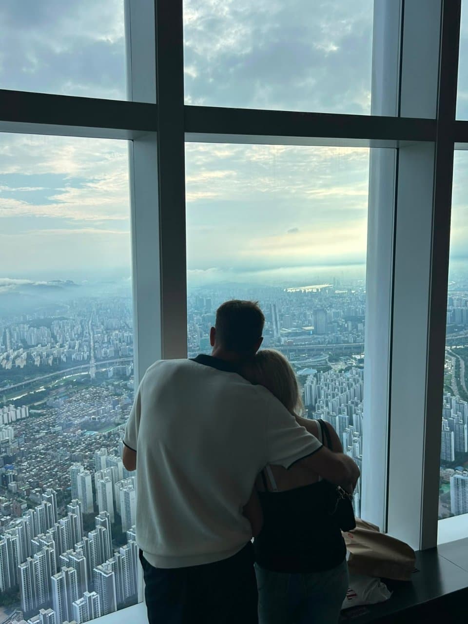 兩位旅人在觀景台俯瞰首爾 — 隨生日評價一起上傳的照片