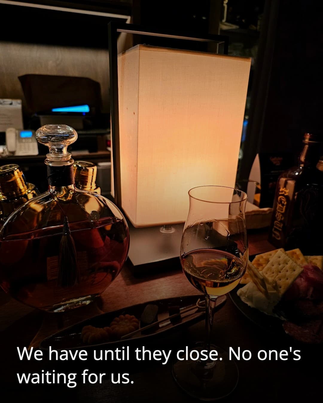Dowon 22 whiskey decanter with tassel