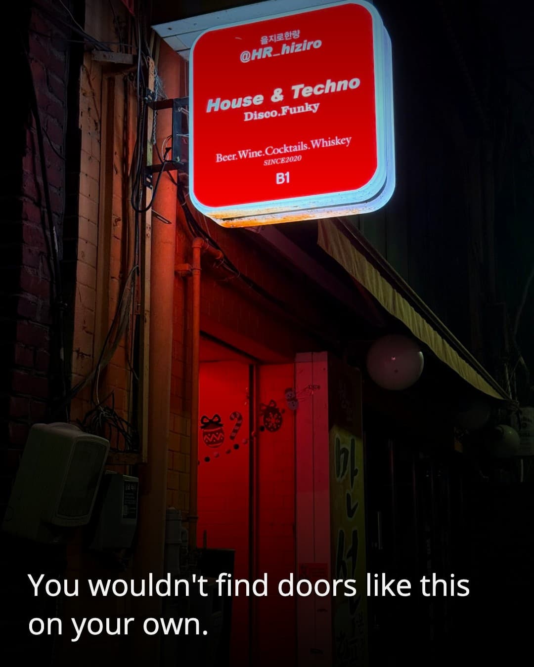 hr_hipziro red lit doorway entrance