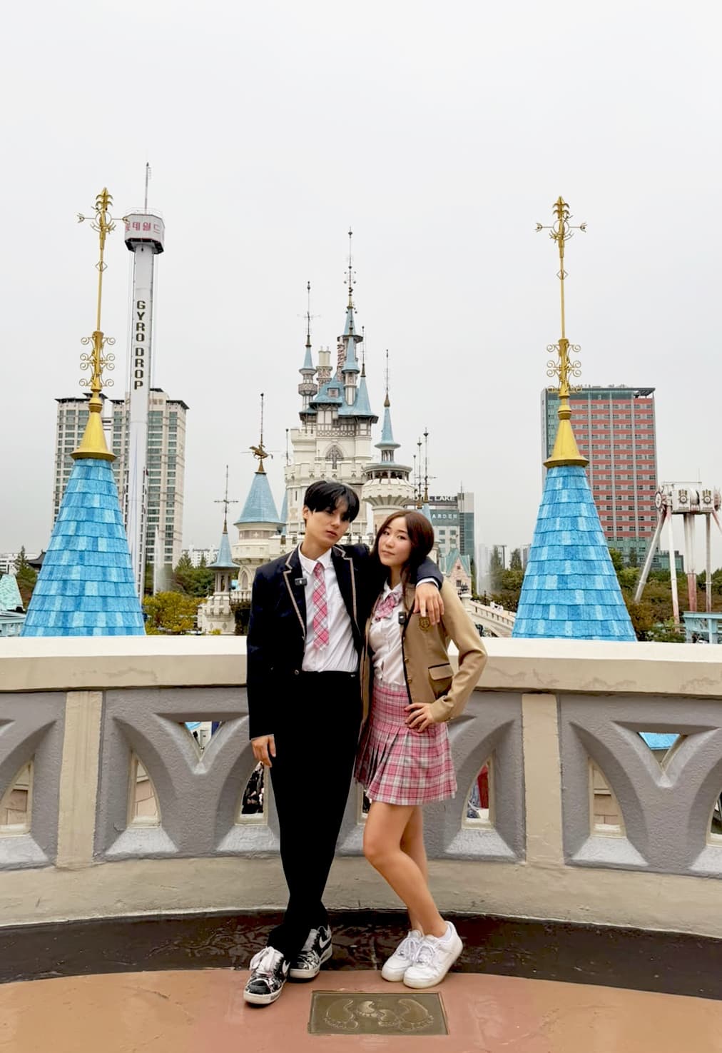 롯데월드 매직아일랜드 성 앞에서 교복을 입은 Karli와 Ian