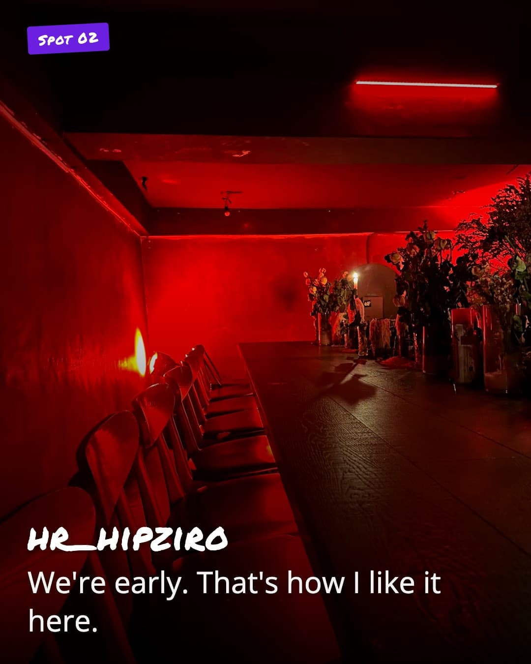 hr_hipziro empty chairs under red light